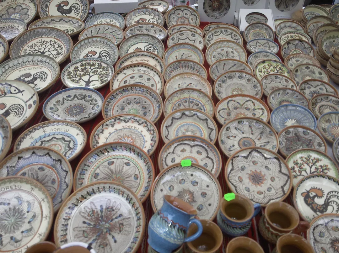 Farfurii de Horezu pictate, așezate una lângă alta la vânzare
