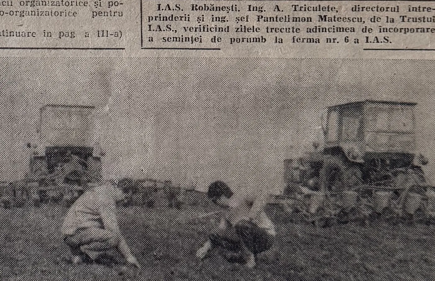 Fotografie din ziarul Înainte, 19 aprilie 1981: doi ingineri verifică semănatul porumbului la I.A.S. Robănești