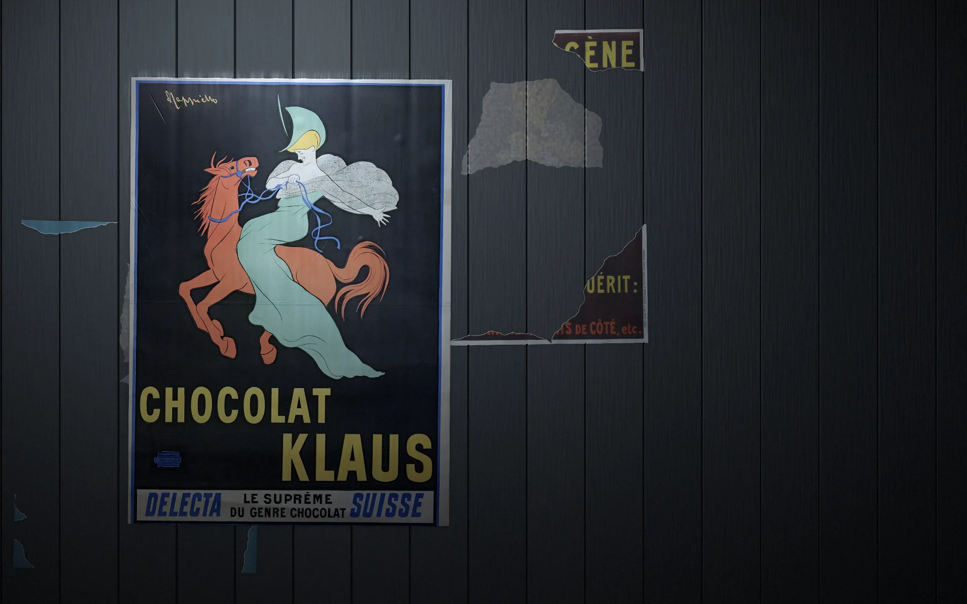 Afișul Chocolat Klaus (Le suprême du genre) de Leonetto Cappiello, 1903, lipit pe un gard de scânduri, noaptea