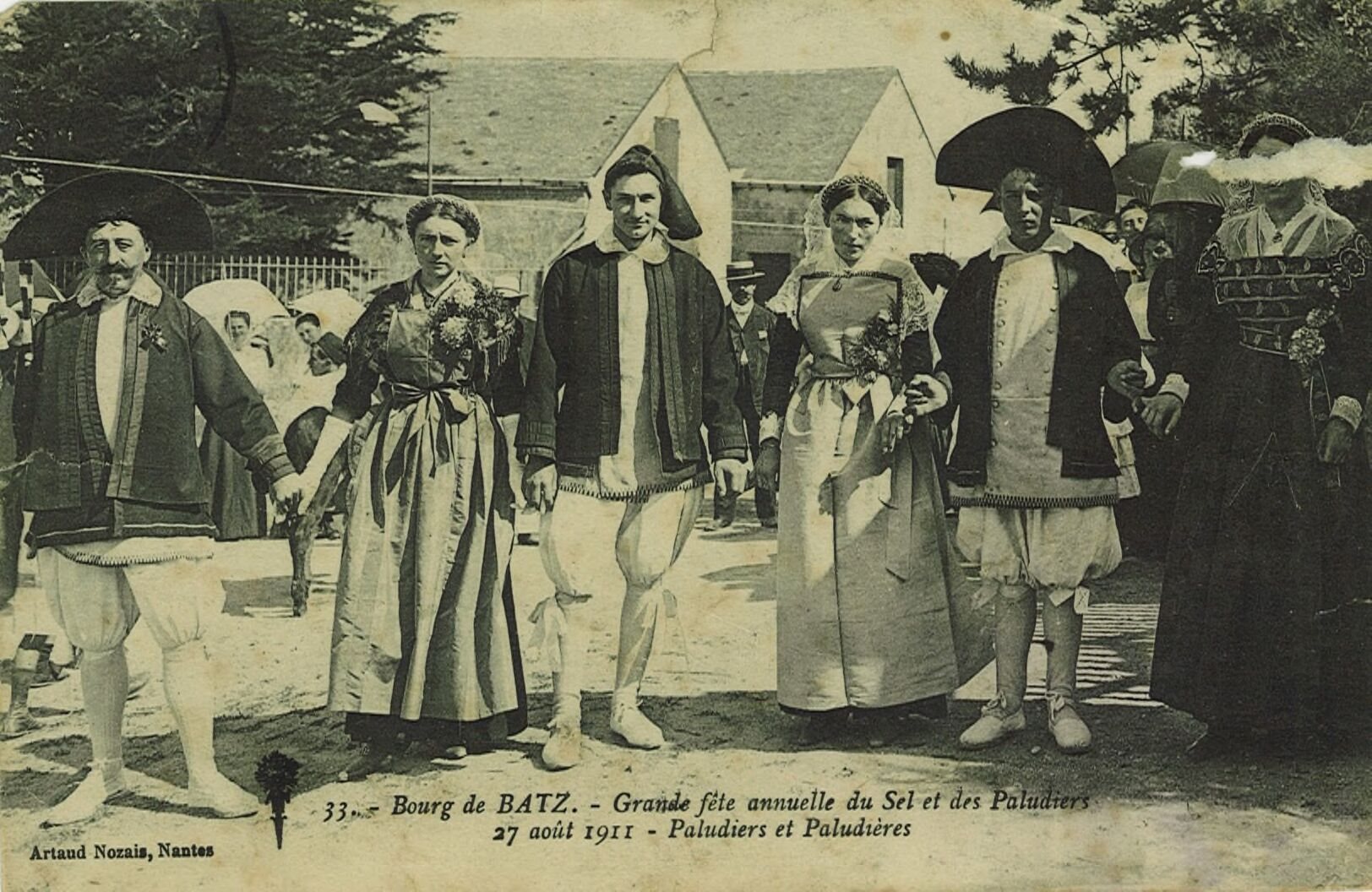 Paludiers and paludières in festival costume at Bourg de Batz, 1911.