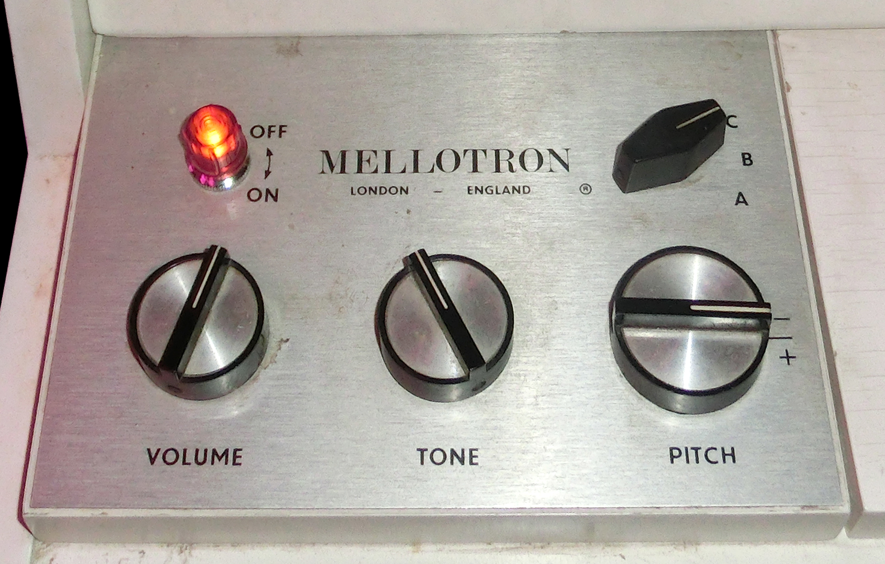 The M400S control panel: pilot lamp, A B C selector, volume, tone and pitch