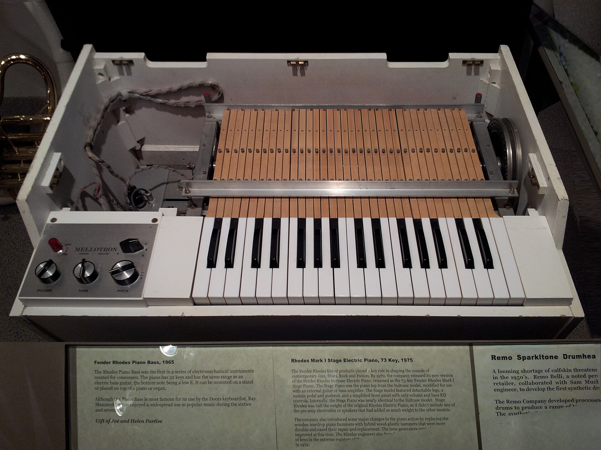 A white M400 with its lid open: key-levers, flywheel and control panel