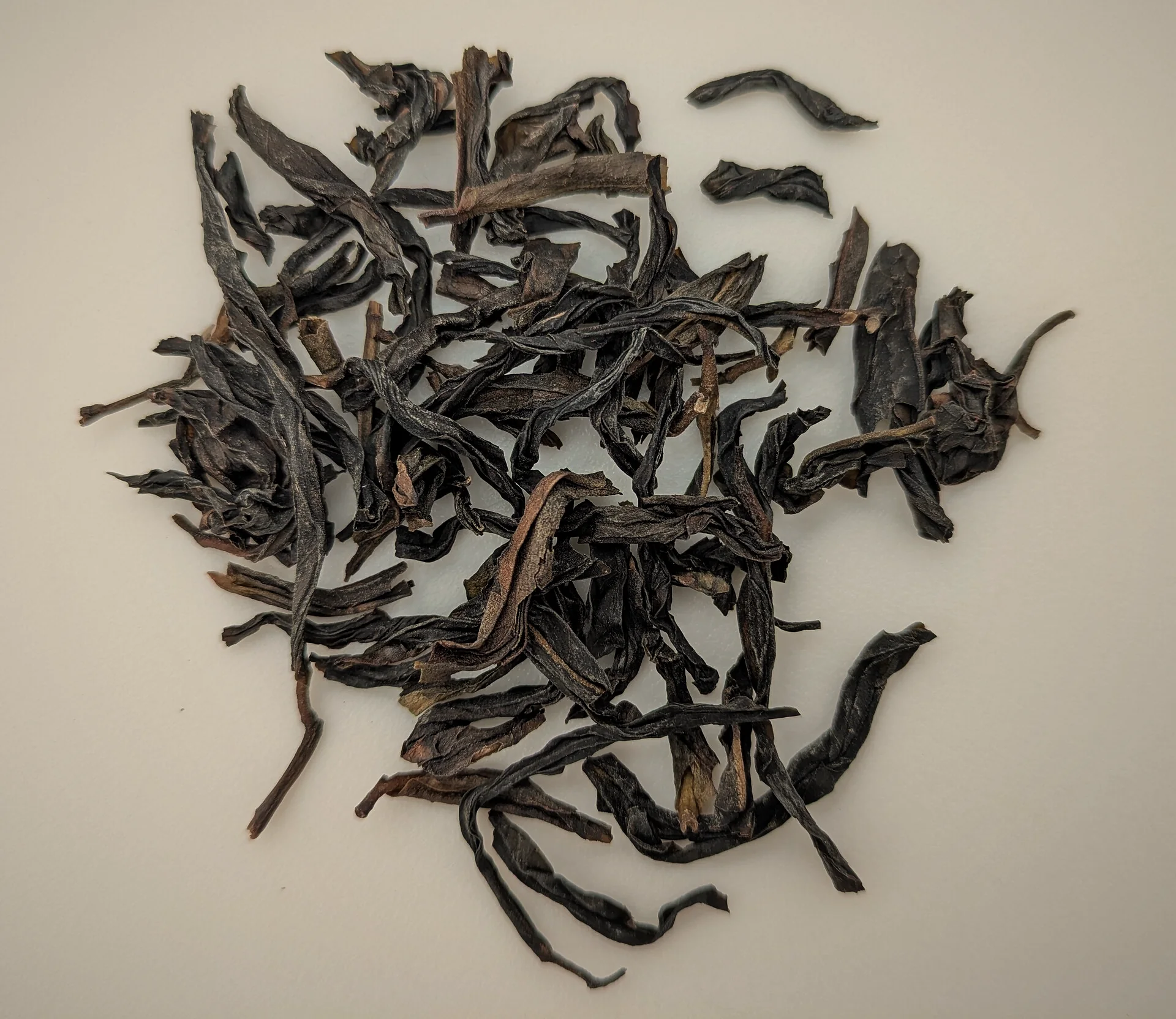Dry Dancong tea: dark twisted strips