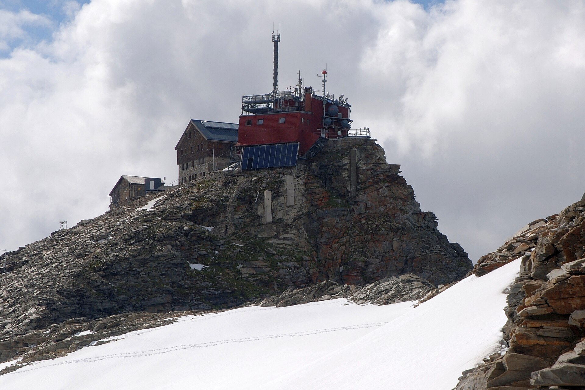 The observatory and Zittelhaus on the summit
