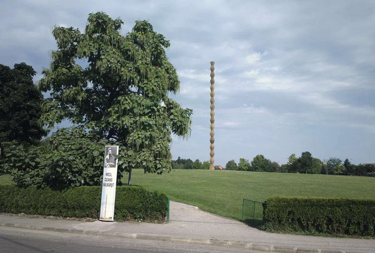 Coloana fără Sfârșit în parcul din Târgu Jiu