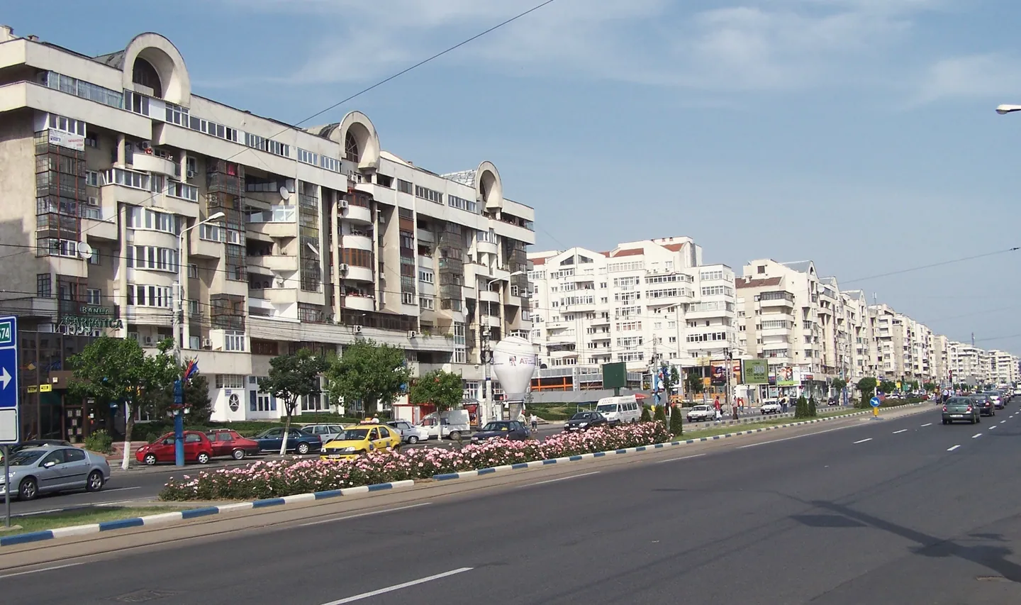 Calea București din Craiova, cu blocuri și trafic