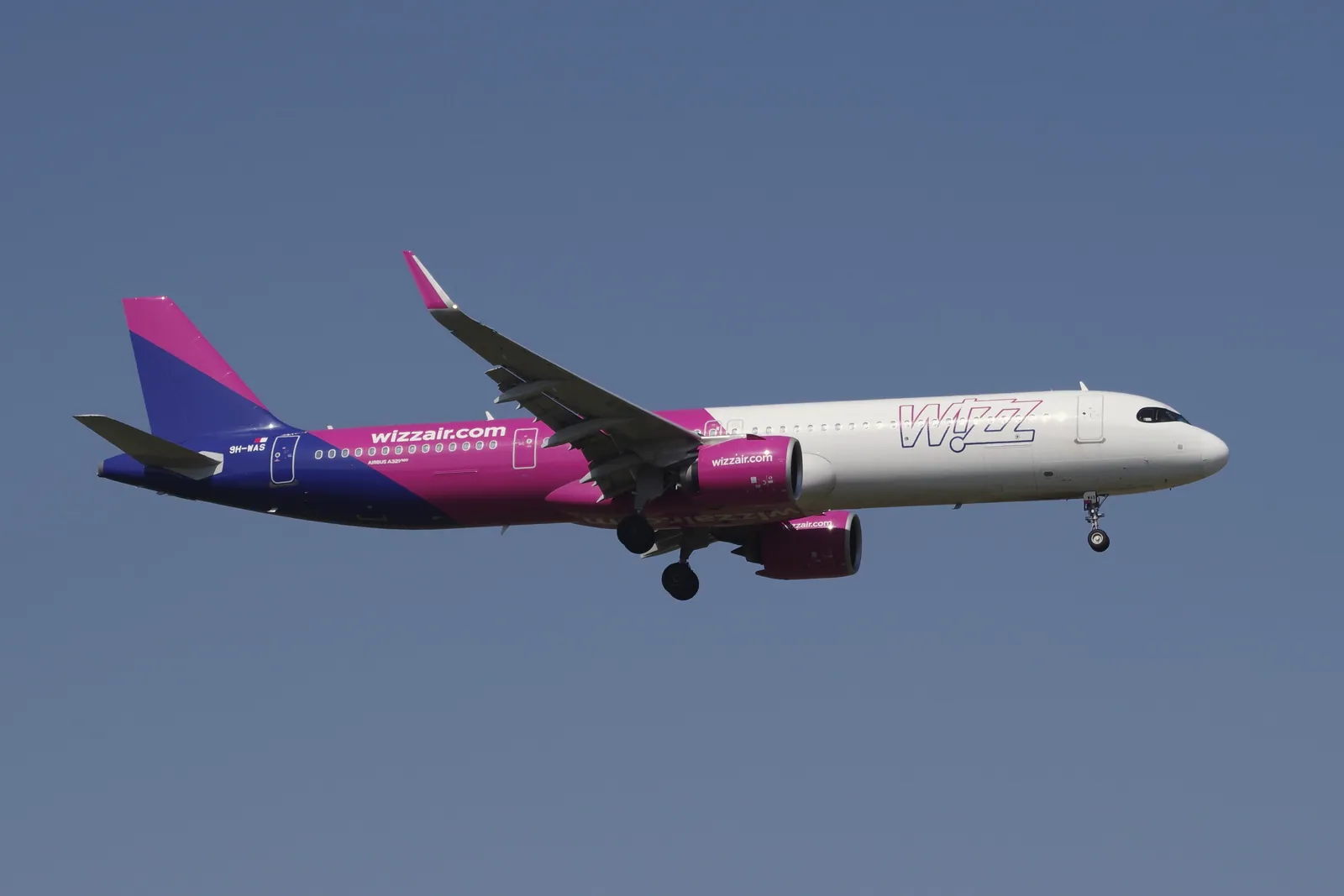 Un Airbus A321neo Wizz Air în apropiere de aterizare