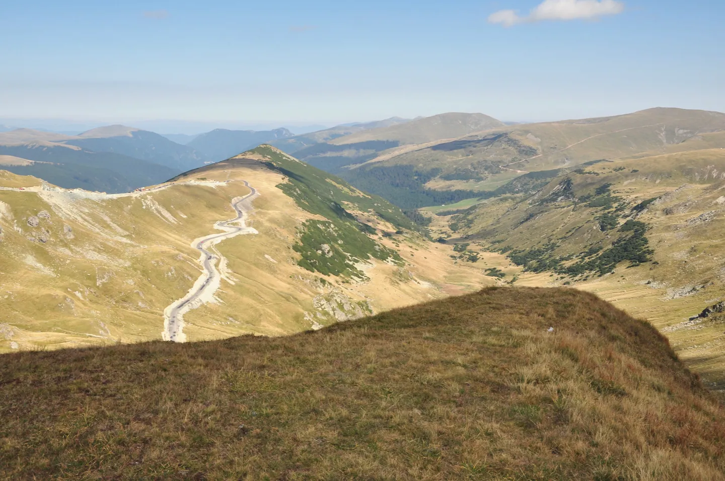 Serpentine pe Transalpina, coborând spre vale