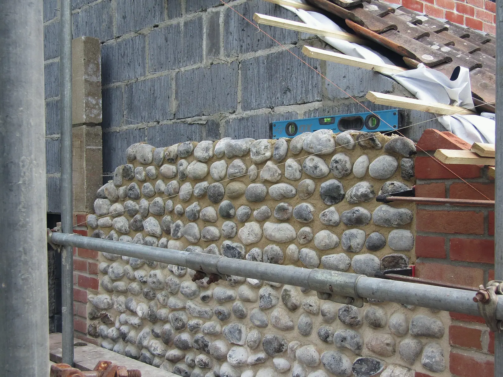 Mai-iunie: Casa din cărămidă și piatră