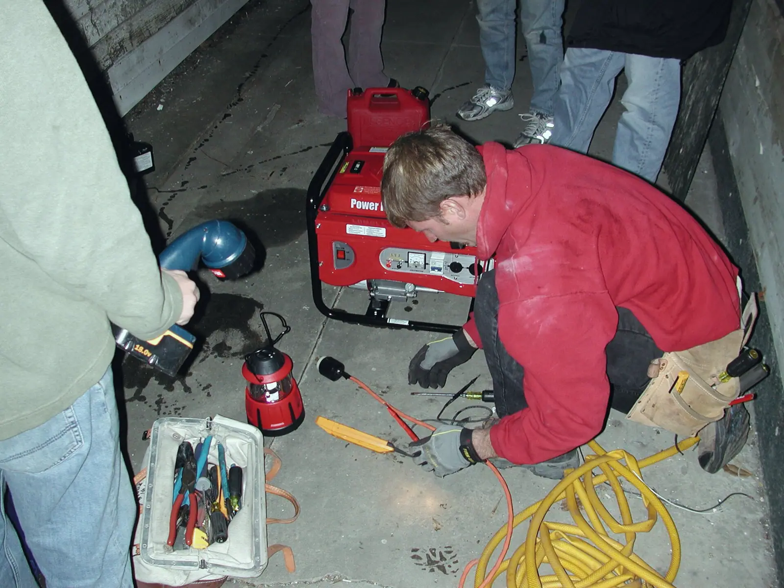 Electrician care lucrează cu bormașina și cablurile