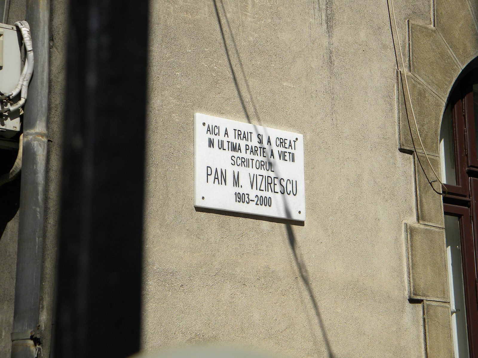 Placa memorială de marmură albă de pe Str. Pitar Moș din București: „Aici a trăit și a creat în ultima parte a vieții scriitorul Pan M. Vizirescu, 1903–2000”