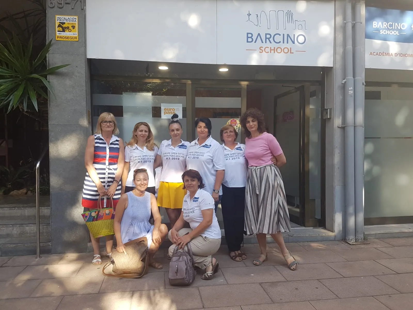 Cinci profesoare ale școlii în fața Barcino School din Barcelona, în mobilitatea Erasmus+ din iulie 2019