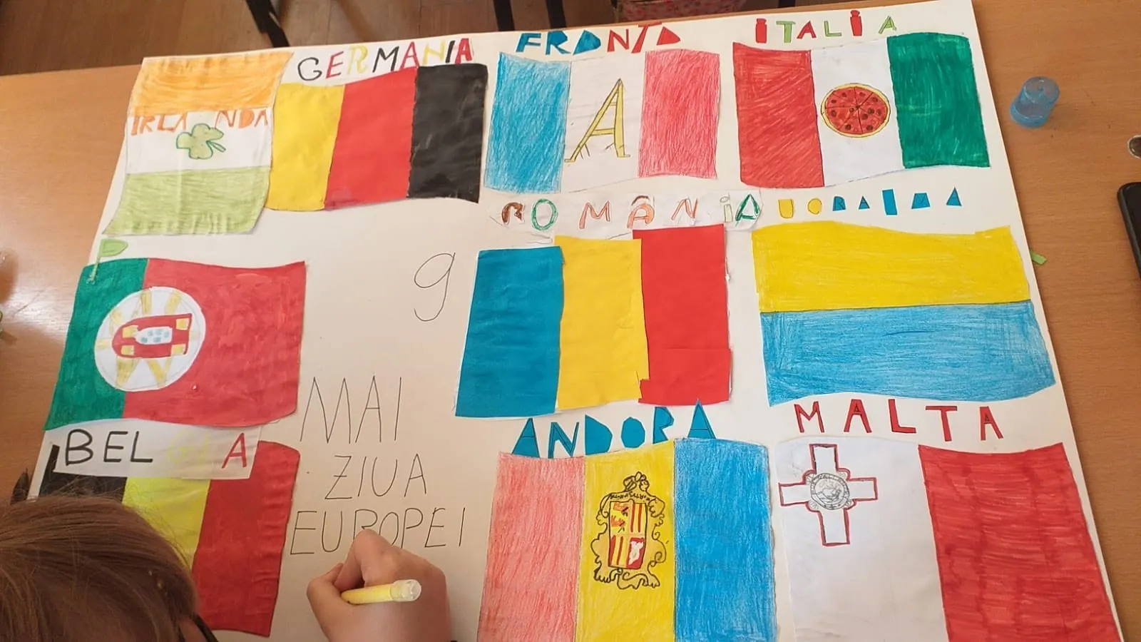 Panou „9 Mai: Ziua Europei” cu steaguri desenate