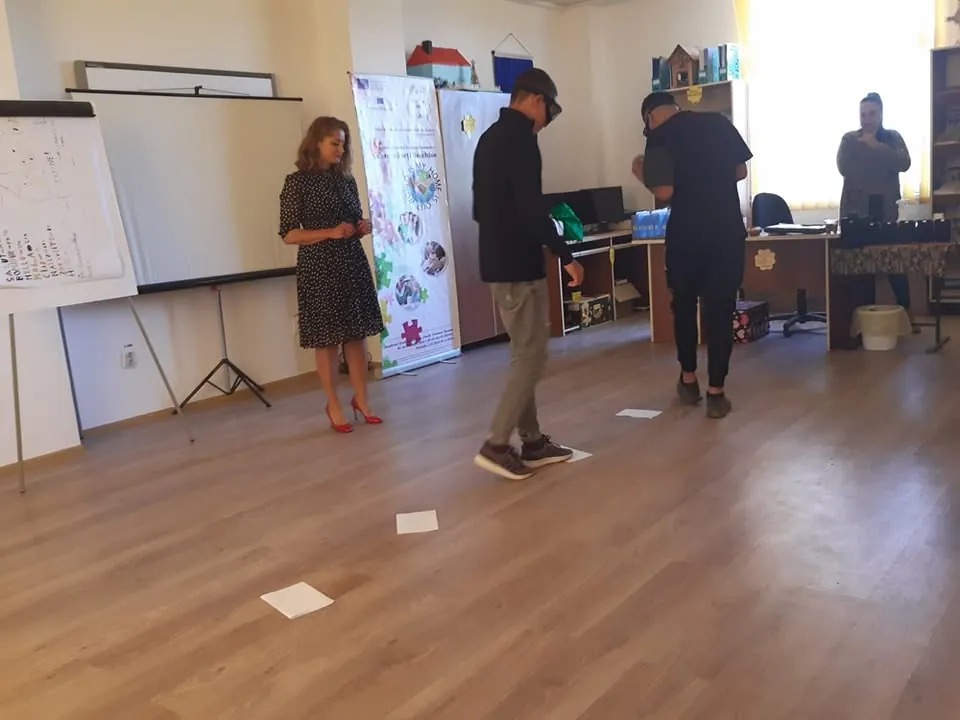 Elevi de gimnaziu la o sesiune de informare cu Poliția, în sala mare a școlii