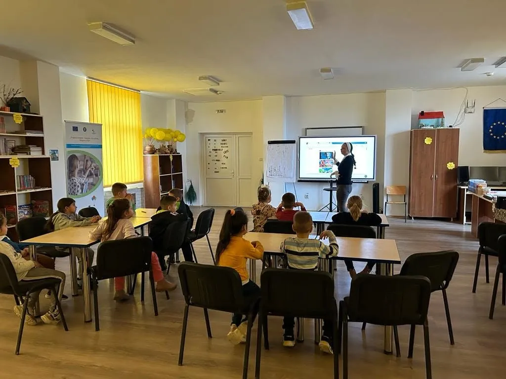 CDI/sala polivalentă: vedere largă, activitate cu preșcolarii