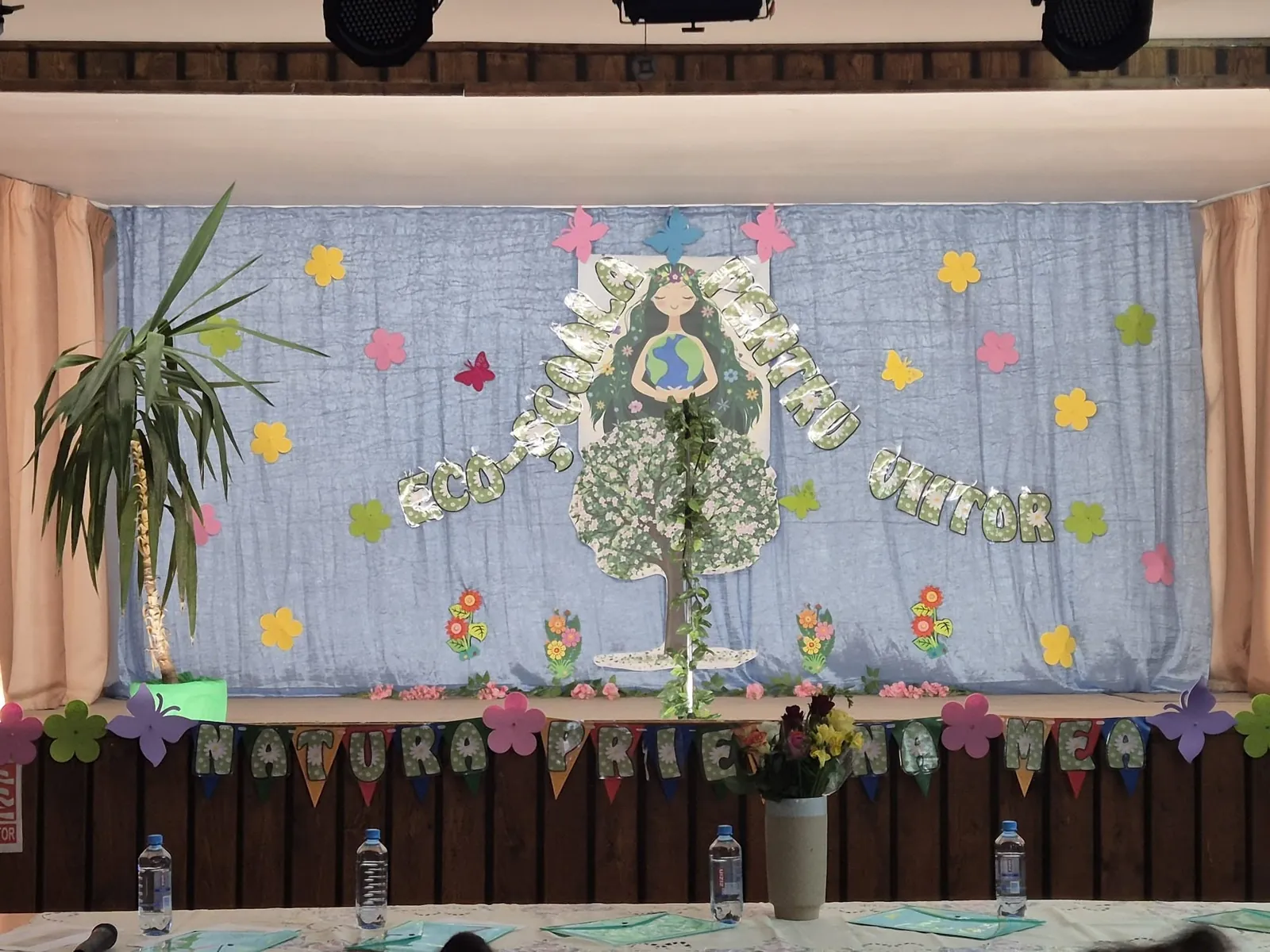 Scena sălii de festivități decorată pentru concursul de recitări (fără persoane)
