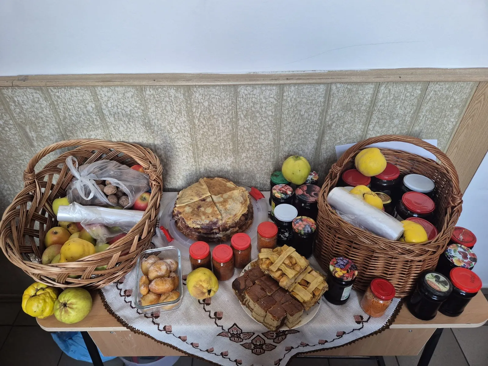 Târgul de toamnă al clasei a VI-a: coșuri cu produse de sezon, gem, plăcinte