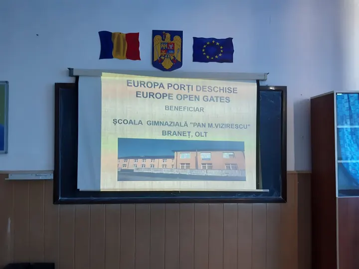 Proiecție „Europa Porți Deschise / Europe Open Gates: beneficiar Școala Gimnazială Pan M. Vizirescu”, cu fotografia școlii