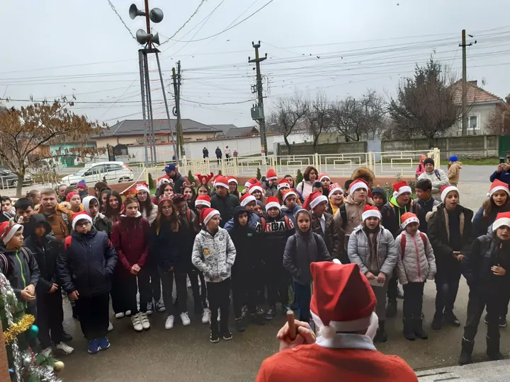 Elevii cu Moș Crăciun la Primăria Bârza, dec. 2022
