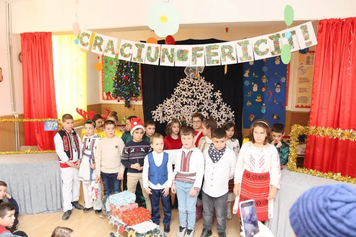Serbare Crăciun 2022, elevi în costume populare
