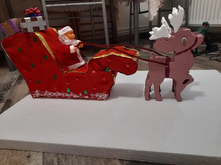 Sanie cu reni: decor de Crăciun lucrat manual