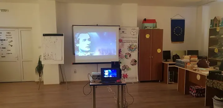 Sala CDI cu proiecție Eminescu, bannere UE (fără persoane)
