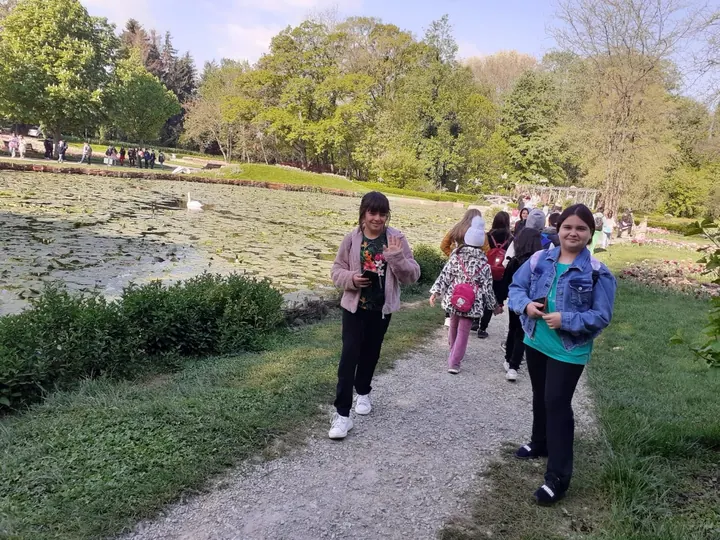 Excursie Craiova 2023, aleea cu lacul