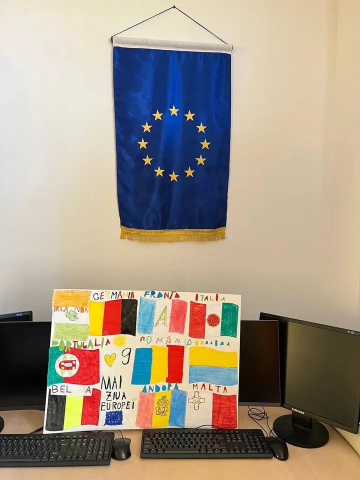 Steagul UE și panoul cu steaguri europene