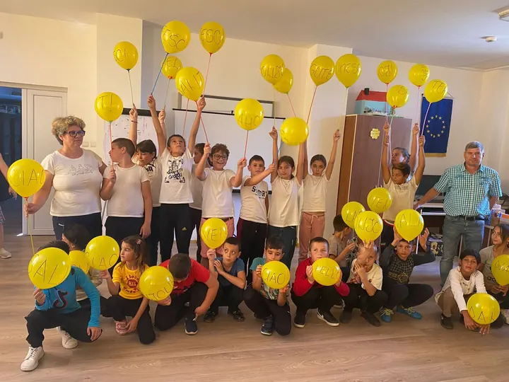 Ziua Limbilor 2023: elevi cu baloane