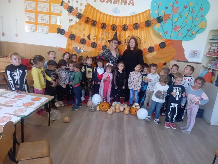Halloween 2023, grup mare în sală