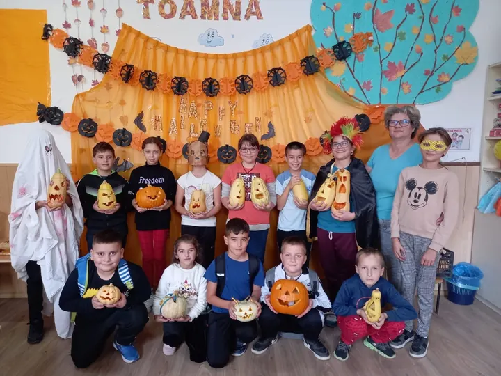 Halloween 2023, elevi cu dovleci sculptați