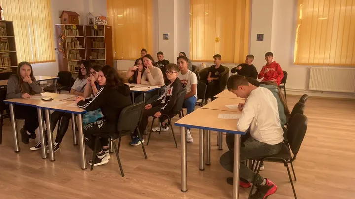 Ziua Toleranței 2023, elevi la mese în sala mare
