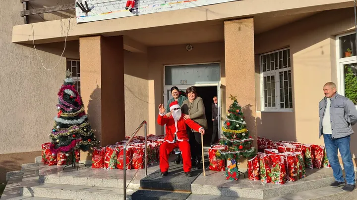 Intrarea principală a școlii cu Moș Crăciun și cadouri (Primăria Bârza, dec. 2023)
