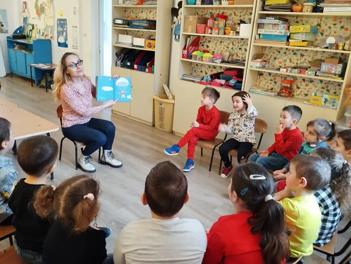 Educatoarea citind preșcolarilor, Ziua Națională a Lecturii 2024