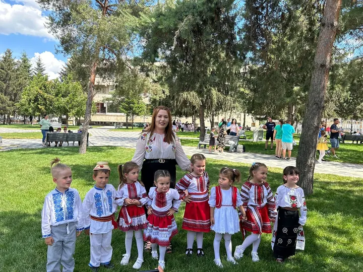 Preșcolari în costume populare în parc, festivalul de dans 2024