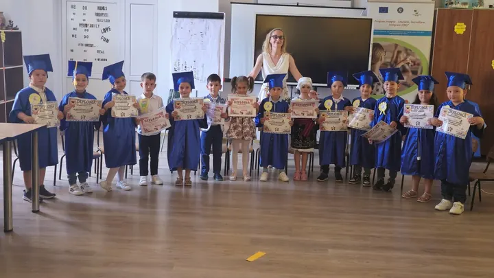 „La revedere, grădiniță!” 2024: preșcolari cu toga și tocă albastră și educatoarea