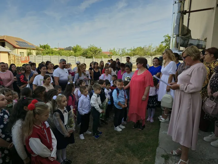 Deschiderea anului școlar 2024-2025 în curtea școlii: elevi, părinți, cadre didactice