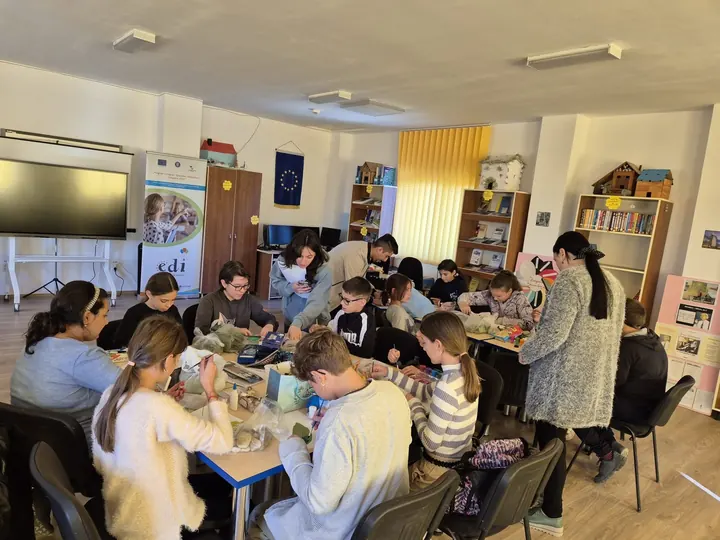 Pictură pe pietre și frunze, Săptămâna Verde 2024, sala de clasă