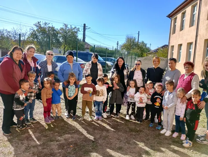 Preșcolari cu părinți și educatoare în curte, Săptămâna Verde