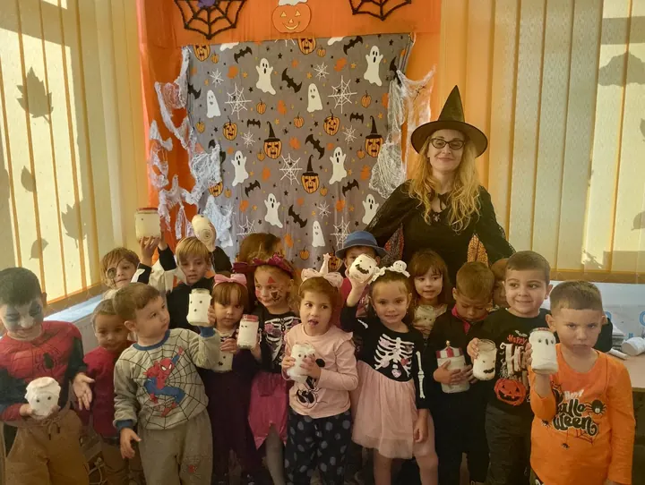 Halloween la grădiniță, educatoare costumată și preșcolari