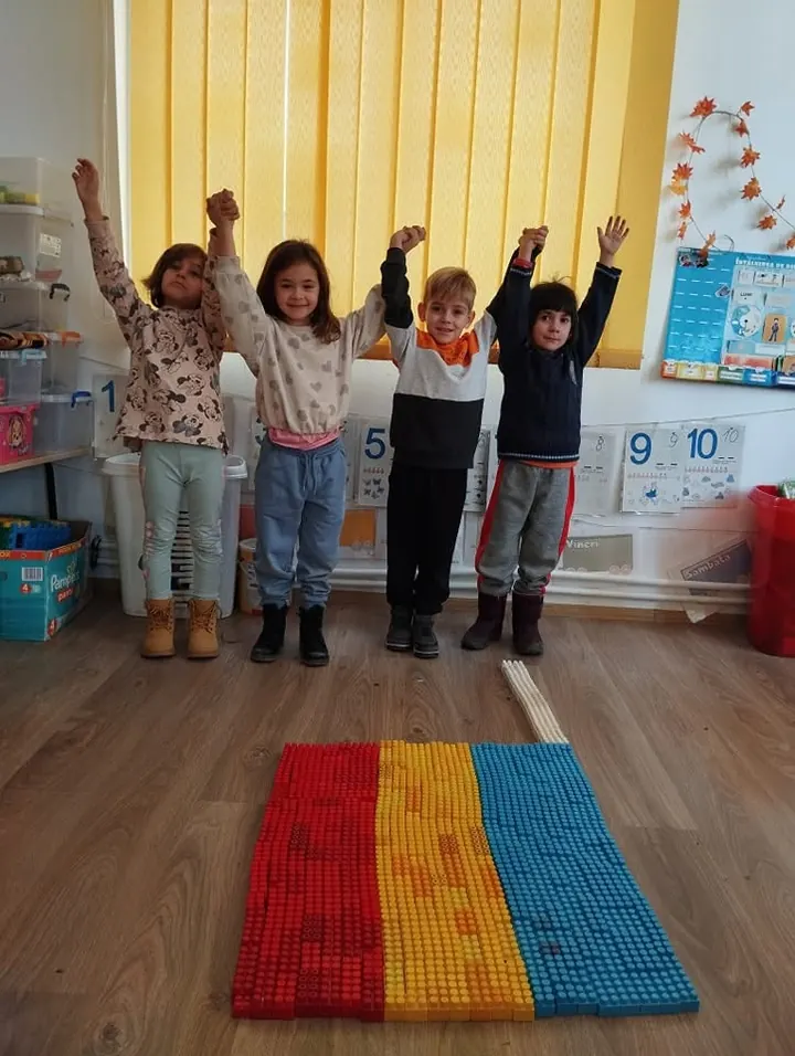 Preșcolari cu steagul din cuburi, sala de grupă