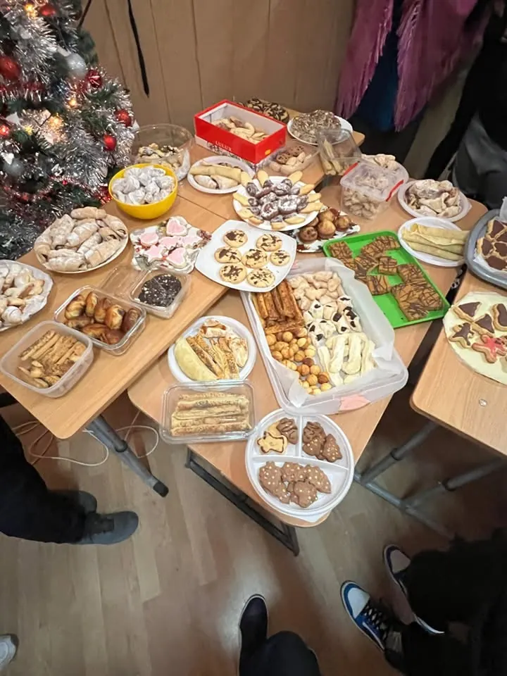 Ziua fursecurilor home-made: masă cu prăjituri