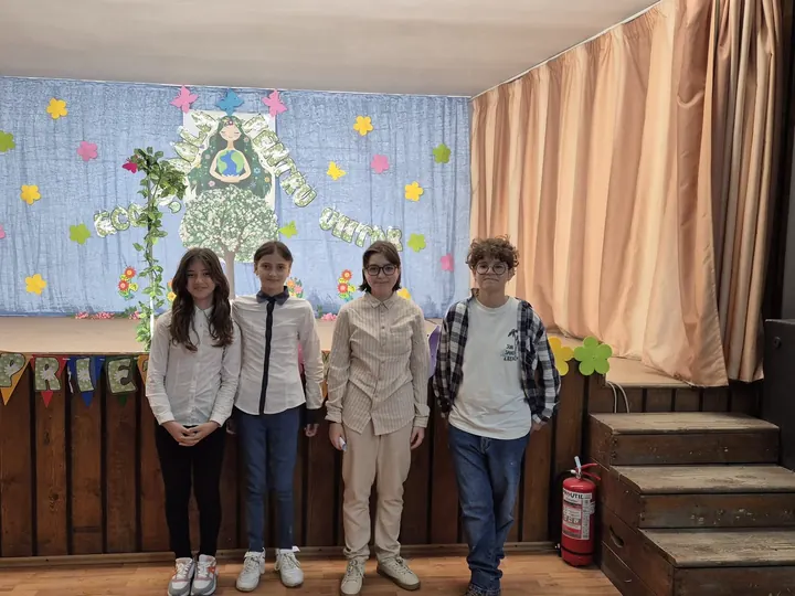Elevele premiate la recitări (Eco-școala pentru viitor, martie 2025) pe scenă