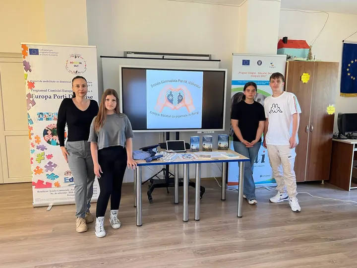 Profesoare și elevi lângă roll-up-urile Erasmus+, ecran interactiv