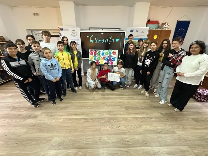 Grup de gimnaziu la Ziua Toleranței, cu roll-up-uri UE/Erasmus+ în sală