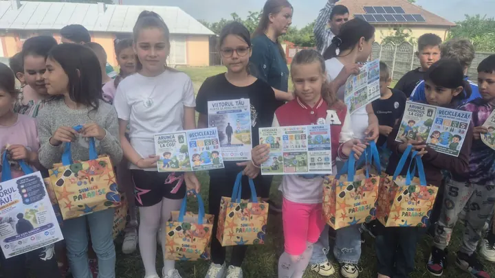 Elevi cu diplome și sacoșe eco, curtea școlii