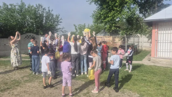 Elevi din ciclul primar în curtea școlii, activitatea eco „Micii gardieni ai curățeniei” (EcoClean Expert), iunie 2026