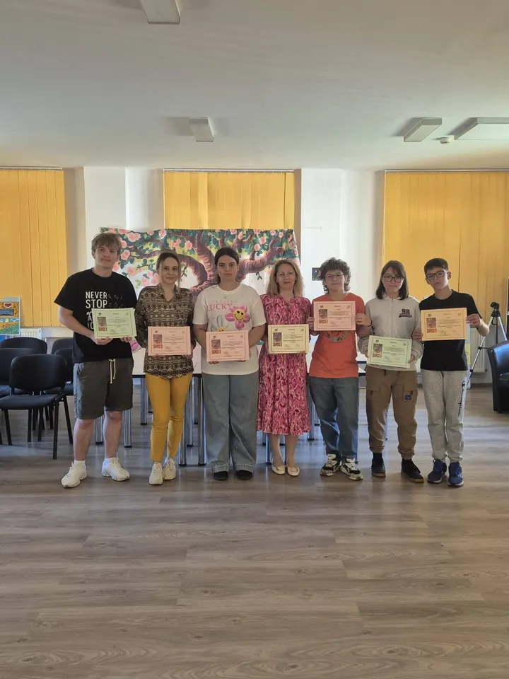 Grup de elevi cu diplomele CDIdei în cărți, sala de festivități/CDI