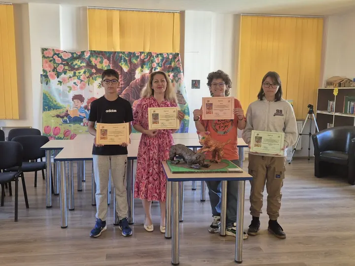 Echipa cu macheta premiată la CDIdei în cărți, alături de profesoară