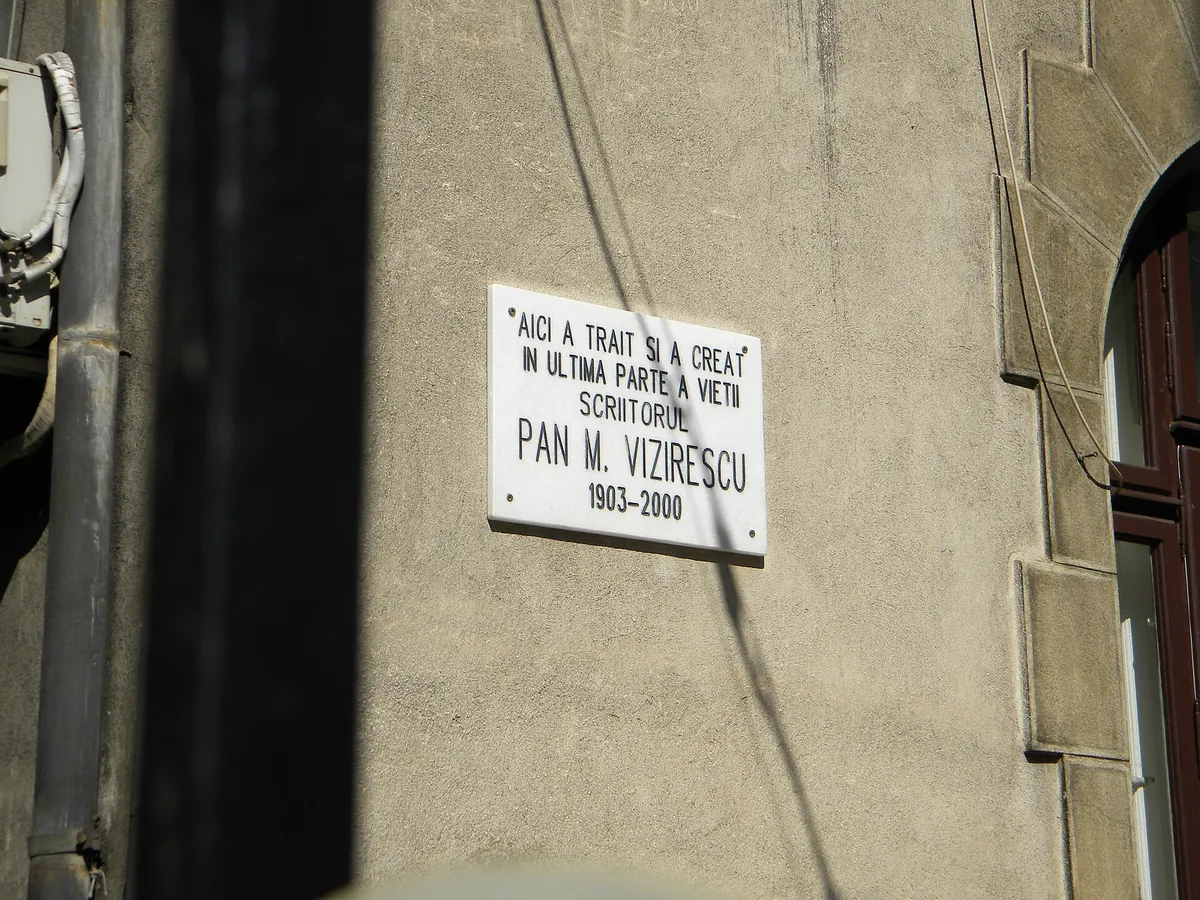 Placă albă pe un zid: Aici a trăit și a creat în ultima parte a vieții scriitorul Pan M. Vizirescu, 1903–2000